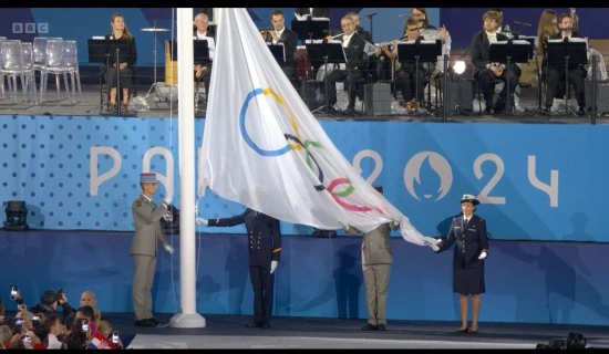 گاف عجیب در مراسم؛ پرچم المپیک برعکس برافراشته شد + عکس